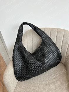 Luxury Knot Handbag Woven Shoulder Bag Perfect Summer Tote Bag Vegan Leather Bag Women Oversized Handbag Minimalist Purse Mom Birthday Gift Dimensions: length 47 cm, height 27 cm, width 4 cm Stylish and very chic woven hobo bag in luxury black colour is made from high quality vegan leather and with the uttermost attention to detail to ensure the perfect craftsmanship. Inside are practical, lined pockets for all your essentials - ideal for a busy work day, day with kids or as a weekend bag. Luxur Riding Bag, Minimalist Purse, Oversized Handbags, Woven Leather Bag, Bridesmaid Gift Bags, Summer Tote Bags, Summer Tote, Vegan Leather Bag, Leather Bag Women