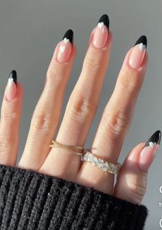 Cute Nails Almond Shape Aesthetic, Nail Ideas For Work Simple, Nail Inspiration Almond Shape, Classy Acrylic Nails Almond, Alomd Nails Ideas, Cute Nails Almond Shape, New Years Nails 2022 Trends, Edgy Almond Nails, Classy Almond Nails Ideas