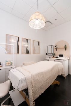 This Esthetician salon studio in Murrieta, California has a white theme with light wood fixtures and mauve accents to create a clean, warm feel. Mid Century Modern Esthetician Room, Esthetician Table Set Up, Small Lash Studio Ideas Modern, Facial Room Wall Decor, Minimal Esthetician Room, Facial Studio Decor, Esthetician Room Lighting Ideas, Depilation Room, Accent Wall Esthetician Room