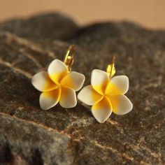 Plumeria earrings- Hawaiian flower earrings- Polymer clay earrings dangle Polymer Clay Hawaiian Flower, Flower Earrings Clay, Summer Polymer Clay, Clay Flower Earrings, Polymer Clay Painting, Polymer Flowers