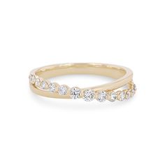 a yellow gold band with white diamonds on the top and bottom, set in 18k gold