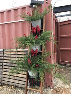 Christmas Ladder Outdoor, Christmas Decor Ideas Shabby Chic, Yard Tree Decorating Ideas, Homemade Farmhouse Christmas Decor, Vintage Christmas Decor Ideas Outdoor, Primitive Porch Decor, Christmas On The Farm Decoration, Porch Trees Christmas, Christmas Barn Decorations