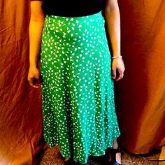 Ankle-Length Green Mini Flowers Skirt Size: 10 Colors Included: Green & White Perfect For Spring/Summer Materials: Rayon 100% Materials In This Product Explained Rayon: Viscose Is A Regenerated Cellulose Fiber Commonly Made From Wood, But The Raw Material Could Also Consist Of Other Cellulosic Materials. Size: 10 Back: Length: Waist Cm: 78-82.5 Cm Waist Inches: 30¾-32½ *Size Measurements In Last Photos* Length: Midi Waist Rise: High Waist Style: Circular Description: Green/White/Black, Floral Casual Ankle-length Skirt For Vacation, Casual Fitted Ankle-length Maxi Skirt, Fitted Ankle-length Casual Maxi Skirt, Green Stretch Maxi Skirt For Summer, Fitted Ankle-length Maxi Skirt For Summer, Casual Green Maxi Skirt For Day Out, Fitted Green Ankle-length Bottoms, Green Midi Length Bottoms For Day Out, H&m Long Skirt For Spring