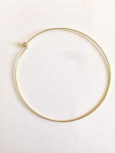 Torque necklace in gold-plated wire, rigid necklace, rigid choker. MODEL No1: In 24K 3 micron gold-plated brass - Diameter 140 cm - Round wire thickness 2 mm - Nickel-free, Lead-free and Cadmium-free - hook and ball closure diameter 6 mm. MODEL No2: In 24K 3 micron gold-plated brass - Diameter 120 cm - Round wire thickness 1.8/1.9 mm - Nickel-free, Lead-free and Cadmium-free - hook and ball closure diameter 6 mm. The dimensions correspond to the diameter of the circle. The circumference in 120mm is approximately 38cm and 44.5cm for approximately 140mm. Sold individually (without decoration) Ideal for all your jewelry and necklace creations. -------------------------------------------------------------------- ** Brass primer without nickel or lead, gilded with fine 24 carat gold above 3 mic Torque Necklace, Wire Choker Necklace, Wire Choker, Indie Jewelry, Wire Necklace, Gold Wire, Jewelry Creation, Gold Gold, Favorite Jewelry