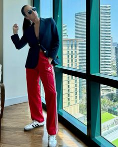 Sweatpants Styles, Red Adidas Pants Outfit, Outfit China, Red Adidas Pants, Adidas Pants Outfit, Middle Aged Women Fashion, Pants Adidas, Sweatpants Style