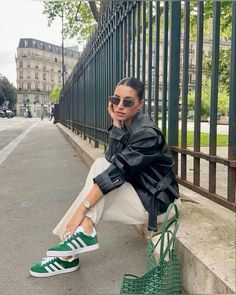 Adidas Gazelle Green, Green Shoes Outfit, Adidas Gazelle Outfit, Looks Adidas, Adidas Samba Outfit, Style Désinvolte Chic, Samba Outfit, Streetwear Outfit Ideas, Sneaker Outfits