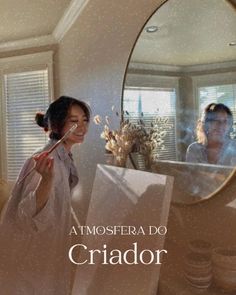 a woman brushing her teeth in front of a mirror with the caption atmosera do criador