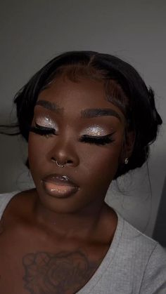 Prom Makeup Dark Skin, Winter Dance Makeup, Graduation Pictures Makeup, Makeup Ideas For Blue Dress, Inspi Makeup, Makeup Dark Skin, Sweet 16 Makeup, Prom 2k24, Blue Homecoming Makeup