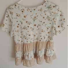 Gorgeous Top, Perfect For Spring And Summer! Sadly Just A Little Too Small For Me White Flowy Printed Tops, Flowy White Printed Top, Paper Crane, Flowy Top, Flowy Tops, White Cream, Cream White, Womens Tops, Cream