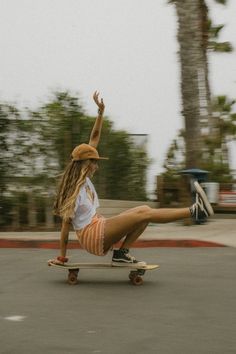 Skater Photoshoot, Longboard Aesthetic, Basketball Table, Skater Girl Aesthetic, Surfergirl Style, Skater Chick, Football Fitness, Skateboarding Aesthetic, Skateboard Photos