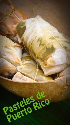 some food is in a wooden bowl on a green tablecloth with the words pasteles de puerto rico written below it