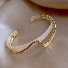 Luxury Resin Bangle Bracelet for Women Girls Wedding Jewellery Metal Cuffs Bracelet, Chic Gold Jewelry, How To Design Jewelry, Gold Cuff Bracelet Women, Women’s Rings, White And Gold, Elegant Jewelry Classy, Elegant Gold Bracelet, Minimalist Gold Jewelry