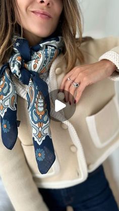 Audrey | SavageBird on Instagram: "Astuce : Nouer son foulard rapidement et facilement.

L’automne est là et pour l’occasion, je prends plaisir à ressortir tous mes jolis foulards. 

Je porte le modèle « carré imprimé cachemire » en format 120x120 en laine merinos et soie issue de la nouvelle collection @maison.malfroy 
(Le modèle existe en 7 coloris, dont 3 avec le dessin vintage) 

Cela faisait un moment que j’avais envie de compléter ma collection de foulards, j’en porte beaucoup en soie. Ce modèle contient de la laine, il donne un côté plus casual. Il est léger mais chaud. 

Pour cette façon de plier le foulard, j’ai proposé une deuxième option en rajoutant un petit Noeud supplémentaire si le modèle est grand (mais optionnel ;) )

Vous allez le refaire ? N’hésitez pas à l’enregistrer p