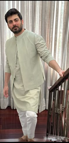 Mehndi Clothes For Men, Kurta Suit For Men, New Kurta Pajama Design For Men, Wasket Suits For Men, Mehndi Groom Outfit Pakistani, Kurta With Waist Coat For Men, Shadi Outfit For Men, Fawad Khan Kurta, Mehndi Outfit For Groom