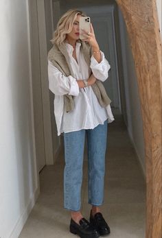 How To Style Loafers, Loafer Outfits, How To Wear Loafers, Style Loafers, Loafers Outfit, Mom Jeans Outfit, Skandinavian Fashion, Trendy Mom