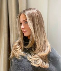 Beautiful Girl Hair Inspiration Blonde Balayage, Honey With Blonde Highlights, Oat Blonde Hair, Lived In Color Blonde, Old Money Hair Women, Blonde To Natural Color Before And After, Dirty Blonde Hair Medium Length, Bronde Long Hair, Blonde Long Layered Hair