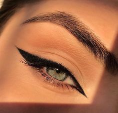 Nem Halloween Makeup, Eyeliner Cat, Cat Eye Eyeliner, Tutorial Eyeliner, Make Up Designs, Maquillage On Fleek, Eyeliner Color, Smokey Eyeliner