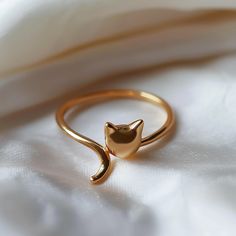 Cat Rings Jewelry, Crystal Bracelets Diy, Gold Cat Ring, Cat Rings, Simplistic Jewelry, Animal Rings Jewelry, Evil Eye Ring Gold, Golden Cat, Jewelry Necklace Simple