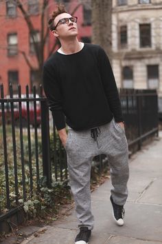 Black Sweatpants Outfits, Grey Sweatpants Outfit Men, Black Vans Outfit, Black Sweatpants Outfit, Gray Sweatpants Outfit, How To Wear Sweatpants, Sarouel Pants, How To Wear Joggers, Sweatpants Outfits