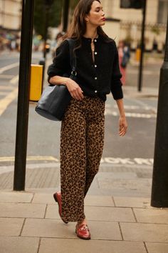 Plaid Pants Outfit Women, Balzac Paris, Looks Jeans, Style Parisienne, Fashionable Work Outfit, English Fashion, Leopard Print Pants, Petite Style, Print Pants