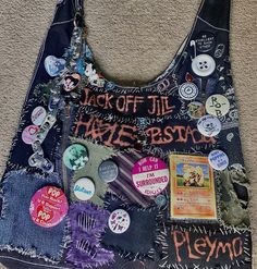 #diy #hole #jackoffjill #pistacia #pleymo #nancyspungen #badyear #punk #punkbag #patchbag #pokemon #slutever Punk School Outfits, Punk Outfits Diy, Diy Punk Pins, Diy Bag Ideas, Diy Fabric Bag, Punk Bag Diy, Punk Clothing Diy