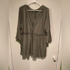 Torrid Blouse. Green. Size 3. Brand New. Casual Tunic Blouse For Brunch, Casual Tunic Tops For Brunch, Black Bell Sleeve Top, Chiffon Tunic, Embroidered Bodice, Floral Print Chiffon, Cold Shoulder Blouse, Flutter Sleeve Top, Polka Dot Blouse