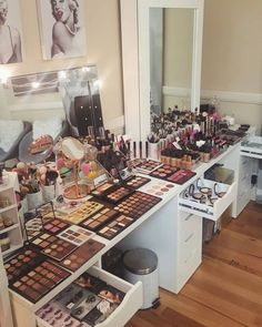 Koleksi Makeup, Rangement Makeup, Penyimpanan Makeup, Makeup Collection Goals, Oval Makeup Brush, Make Up Studio, Alat Makeup, Makeup Desk, Lots Of Makeup