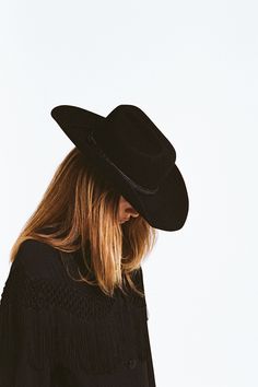 Reach new heights in The Ridge – Black. The sky’s the limit in our new western Ridge style, an ode to vintage Western films. Comes with an interchangeable band – two hats in one. Black Cowboy Hat Outfit, Goth Cowboy Aesthetic, Moonlight Song, Cowboy Hat Aesthetic, Country Hat, Minimalist Western, Cowboy Hat Styles, Cowgirl Vibes, Felt Cowboy Hat