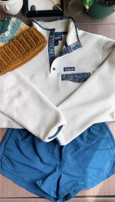 Granola Girl Winter Outfits, Granola Girl Winter, Salted Granola Aesthetic, Girl Winter Outfits, Granola Outfits, Surfergirl Style, Salted Granola, Granola Aesthetic, Patagonia Baggies