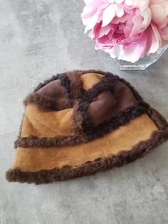 Vintage Veronique D'Aragon Sheepskin Patchwork Bob Hat Winter Hat Size 23" Leather Sherpa Amazing great quality the sheepskin is super thick in excellent condition some tiny white dots removable, but I am always scrare to damage when it is about cleanning quality items ❤ Please note you can choose from 13 different shipping methods for those items, you need to scroll down on the shipping to see the different options 🥰 thank you so much to pick the one who fits the best for you.   Great care and Brown Sheepskin Hat With Faux Fur Lining, Brown Leather Hats With Faux Fur Lining, Sherpa Hat, Man Hats, Bob Hat, Cool Hat, Trapper Hats, Aragon, Cool Hats