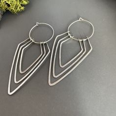 Hand formed sterling silver and argentium silver geometric hoop dangle earrings. These have such amazing movement and are so light and versatile. Also available in copper: https://www.etsy.com/listing/1015849311/canyon-hoop-earrings-copper-and-rose?ref=shop_home_active_53&frs=1 Modern Geometric Hoop Earrings With Ear Wire, Sterling Silver Geometric Earrings, Butte Mt, Geometric Statement Earrings, Hoop Dangle Earrings, Earrings Geometric, Argentium Silver, Copper Earrings, Jewelry Inspo