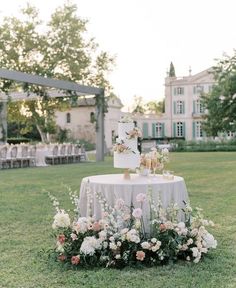 Beautiful table with a romantic wedding cake for an outdoor French Wedding Venues, Provence Wedding, Aisle Flowers, Chateau Wedding, Provence Style, France Wedding, Luxury Wedding Planner, French Wedding