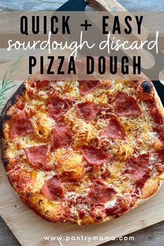 a pizza sitting on top of a wooden cutting board with the words quick and easy sourdough - disard pizza dough