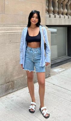 Look confortável para o verão com bermuda jeans e terceira peça Jean Bermuda Shorts Outfit, Bermuda Jeans Outfit, Bermuda Shorts Outfit, Looks Com Short, Jean Short Outfits, Casual Outfits For Moms, Classy Winter Outfits, Bermuda Jeans, Short Denim