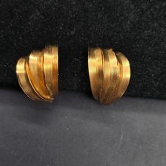 These vintage clip on earrings feature coppery gold tone metal and measure .75" L x .5" W Vintage Clip On Earrings, Vintage Clip, Copper Earrings, Vintage Costume Jewelry, Vintage Costumes, Kingston, Gold Tone Metal, Clip On, Costume Jewelry