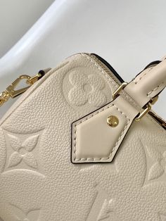 Monogram Empreinte leather, decorated with LV logo and Monogram flower pattern, this Speedy Bandoulière 20 handbag is a modern classic. The design is inspired by the Speedy suitcase series of the 1930s, with original shape and articulated handle. Comes with a leather metal chain strap for easy shoulder and crossbody carry. Size: 20.5 x 13.5 x 12.0 cm (LxHxW) • Monogram Empreinte embossed grained calfskin • Grained calfskin trim • Microfibre lining • metallic parts • Large interior zipped patch p Louis Vuitton Yayoi Kusama, Louis Vuitton Speedy Bandouliere, Lv Logo, Louis Vuitton Capucines, Large Cosmetic Bag, Lv Purse, Lv Shoes, Medium Handbags, Lv Belt