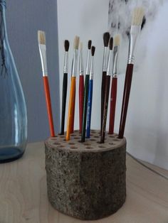 there are many brushes in the holder on the table