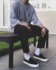 #vansknuskool #vans #vansoutfit #vansshoes #sneakeroftheday #ootdinspo #outfitideas Skate Outfit Men, Outfit With Vans, Vans Fits, Skateboard Outfit, Skateboard Outfits, Vans Men, Skate Style