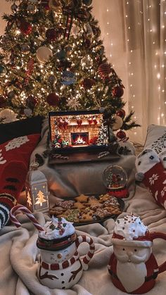 wallpaper All Out Christmas Decorations, Warm Christmas Aesthetic Decor, Christmas Asethics, Christmas Aesthetic Landscape, Cozy Christmas Vibes, Clean Christmas Aesthetic, Nastolgic Christmas, Christmas Aesthetic House, Christmas Pics Aesthetic