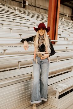 Western Looks For Women Outfits, Punchy Western Outfits Winter, Western Pictures Ideas, Western Senior Pictures Outfit, Senior Picture Ideas Western, Texas Fits, Western Fashion Outfits, Nfr Outfits For Vegas Cowgirl Fashion, Rodeo Outfit Ideas