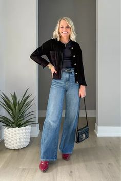 Lady cardigan styled with full-length wide-leg jeans. Cardigan Fashion, Jean Outfits, Wide Leg Jeans, Cardigans For Women