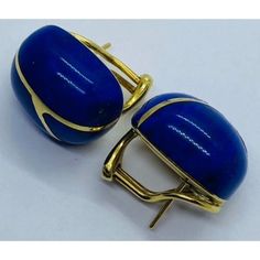 A Fine Pair Of Modern Lapis Lazuli And Gold Clip-On Earrings. Designed By Angela Cummings For Tiffany & Co. 18 Karat Yellow Gold With Inlaid Lapis Luzili. (The Lapis Of Each Is Sprinkled With Tiny Gold Flecks Throughout). Simply Iconic Earrings From One Of Tiffany's Top Designers! Date: 20th Century Overall Condition: It Is In Overall Good, As-Pictured, Used Estate Condition With Some Fine & Light Surface Scratches And Other Signs Of Expected Light Wear Consistent With Age. Marks: T&Co / C For Tiffany & Co And Angel Cummings On One Earring 18k On The Other Measurements: Height: Ca. 20 Mm Width: Ca. 15 Mm Depth: Ca. 19 Mm Weight: Ca. 19.1 Grams Tiffany And Co Jewelry, Gold Flecks, Gold Clips, Onyx Earrings, Tiffany & Co., Red Gold, Lapis Lazuli, Clip On Earrings, Onyx