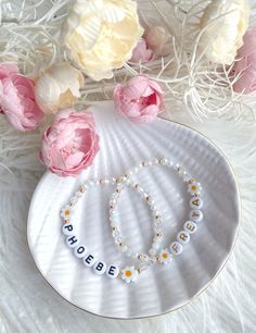 Dainty and sweet daisy flower personalised name bracelet Made from handmade lampwork daisy flower beads and glass beads with personalised name or word in your choice of White/Gold letters OR  White/Black letters ♥ HOW TO ORDER ♥ SIMPLY JUST CHOOSE YOUR SIZE AND YOUR LETTER BEAD OPTION. ADD THE NAME OR WORD YOU WOULD LIKE IN THE PERSONALISED BOX ALONG WITH ANY OTHER PERSONALISATION REQUESTS ♥ SHIPPING ♥ All items are sent via AUSTRALIA POST LETTER SERVICE - untracked Please allow 1-4 weeks for yo White Daisy Flower, Flower Girl Jewelry, Flower Girl Bracelets, Minimalist Jewellery, Preppy Jewelry, Bracelet Flower, Flower Girl Gifts, Crystal Beads Bracelet, White Daisy