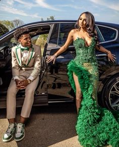 Prom Dresses 2024 Green, Green Prom Dress Couple, Green Prom Dresses Black Women, Prom Couples Outfits, Couple Prom Pictures, Homecoming Couple, Partner Poses, Couple Prom, Homecoming 2024