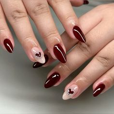 Red With Accent Nail, Nail Art Maroon Elegant, Nailart Merah Maroon, Red Nails With Accent Nail, Maroon Red Nails, Nail Art Merah Maroon, Maroon Nails Design, Nail Maroon, Nail Art Maroon