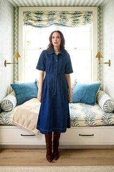 Meet the Amelia denim dress – your go-to piece for effortless style! This versatile dress combines classic denim with a modern silhouette, making it perfect for everything from brunch to casual outings. Featuring a tailored fit and soft, high-quality denim, the Amelia dress offers both comfort and sophistication. Pair it with your favorite boots or sneakers for a look that's effortlessly chic. Classic Womens Fashion, Outfit Preppy, Outfit Classic, Dress For Fall, Fall Outfit Inspiration, Preppy Fall, Amelia Dress, Outfits For Fall, Indigo Denim