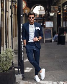 Look masculino esporte fino com costume azul, camiseta e tênis branco. Gostaram? Para os homens mais baixos e para deixar um visual mais moderno, a barra da calça deve terminar na altura do tornozelo. Vejam mais dicas para não errar na hora de usar roupa social no blog Marco da Moda Rowan Row, Suits And Sneakers, Mens Fashion Suits Casual, Formal Men Outfit, Parisian Vibes, Blue Diamonds, Formal Mens Fashion, Designer Suits For Men