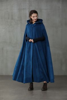 Medival Outfits Woman Cloak, Cloak Outfit Ideas, Blue Cloak Aesthetic, Wizard Clothes Aesthetic, Fantasy Cold Weather Clothes, Wizard Outfit Ideas, Wizard Robes Aesthetic, Mage Cloak, Medieval Winter Clothes