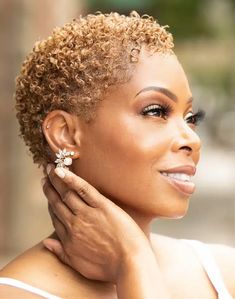 Wash And Go Styles, Short Bleached Hair, Natural Hair Salon, Natural Hair Haircuts, Natural Hair Twa, Finger Curls, Natural Hair Salons