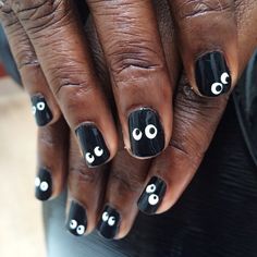 Black Nails With Eyes, Halloween Nail Painting Ideas, Black Halloween Pedicure, Halloween Striped Nails, Black Eye Nails, Quirky Nails Short, Halloween Nails Eyes, Googly Eye Nails, Short Clown Nails